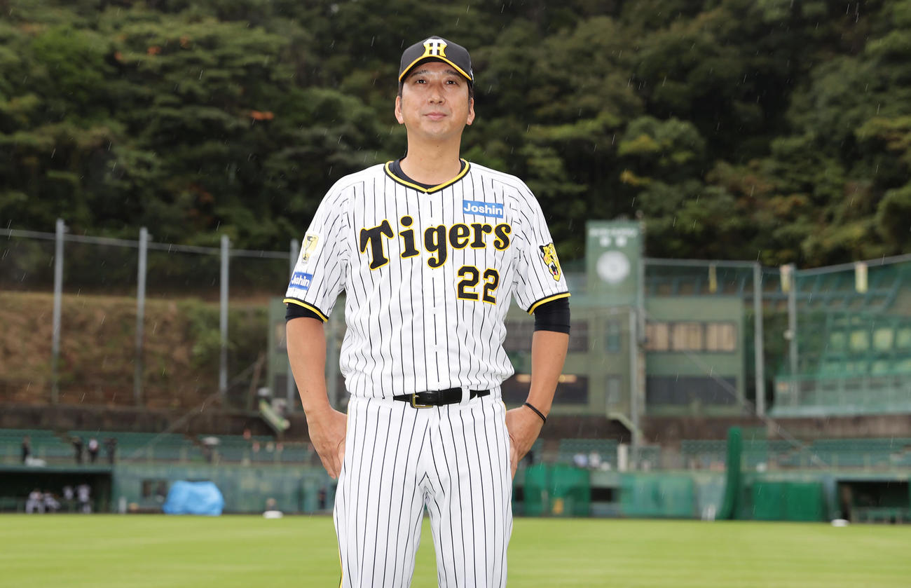 球場入りする阪神藤川監督（撮影・前田充）