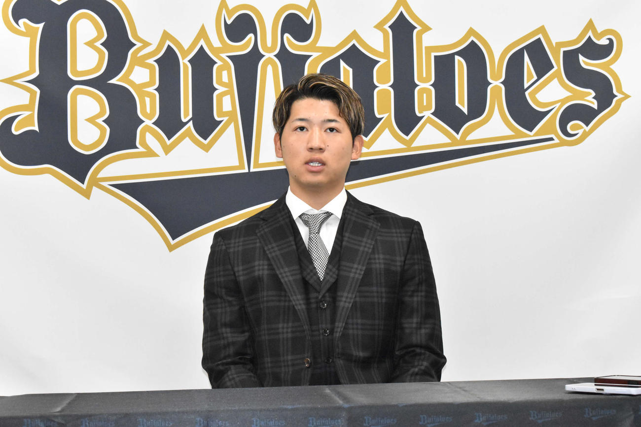契約更改交渉を終え、会見に臨むオリックス椋木（撮影・古財稜明）