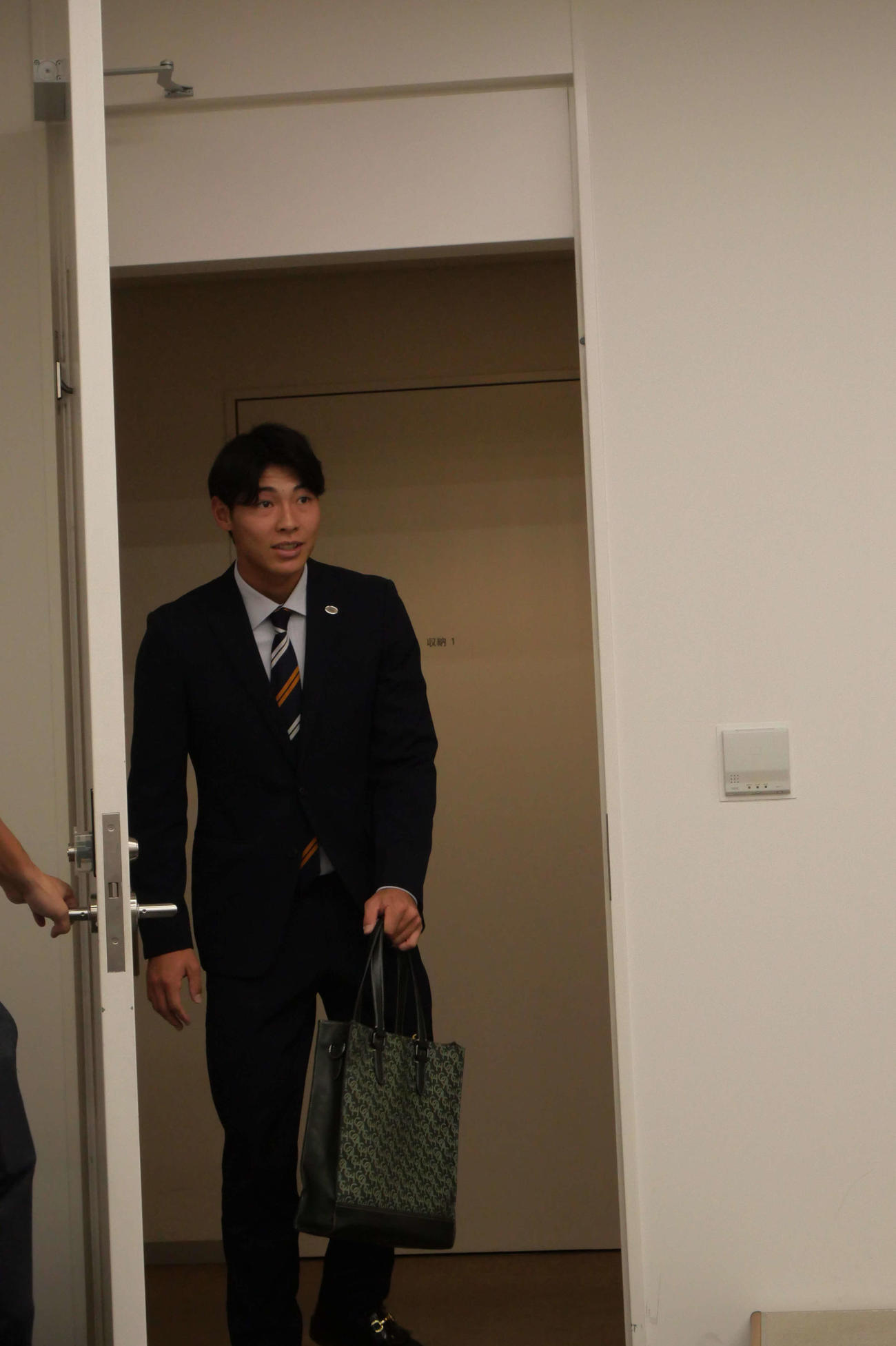 契約更改後、会見場に入る巨人平山（撮影・上田悠太）