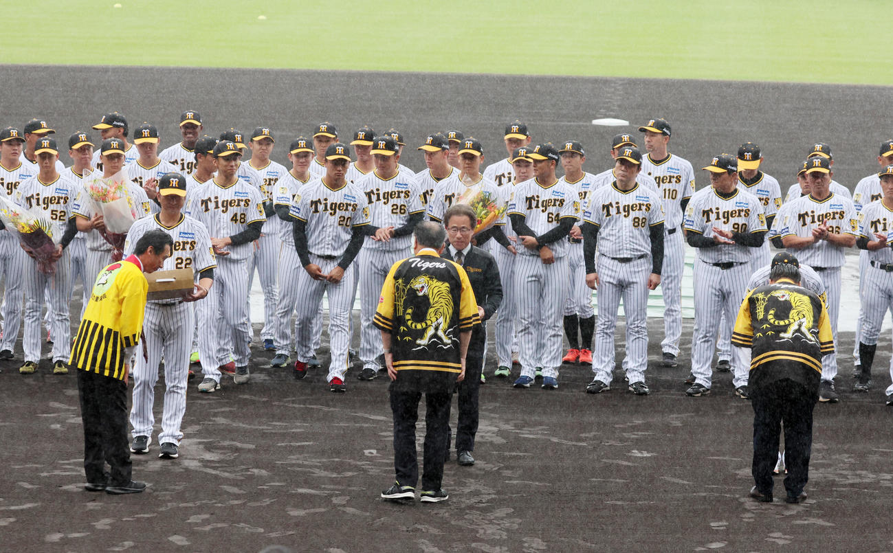 秋季キャンプ開催セレモニーで記念品を受け取る左から藤川監督、粟井球団社長、中野（撮影・加藤哉）