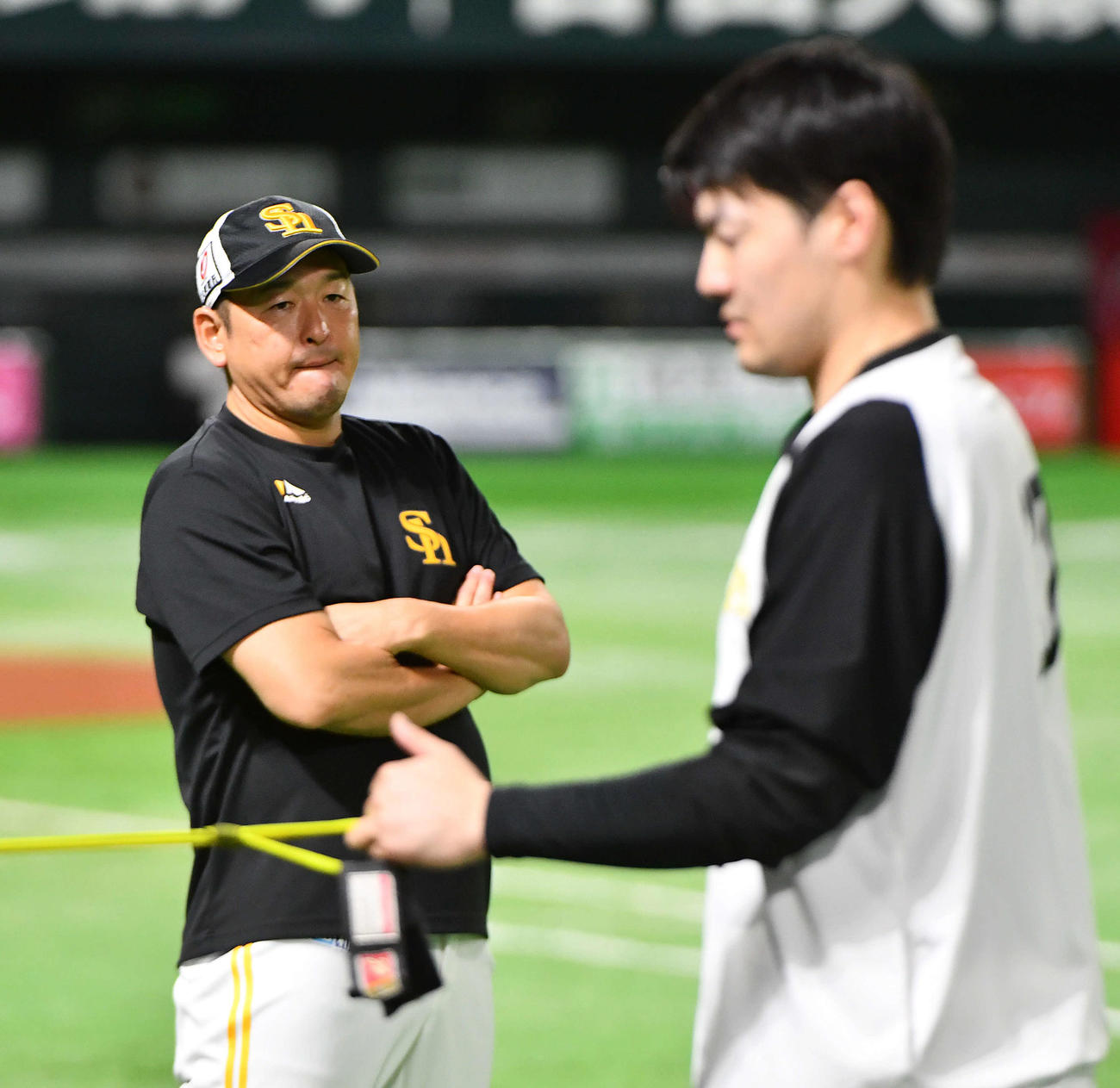 練習を行う有原（右）を見つめる倉野コーチ（撮影・岩下翔太）