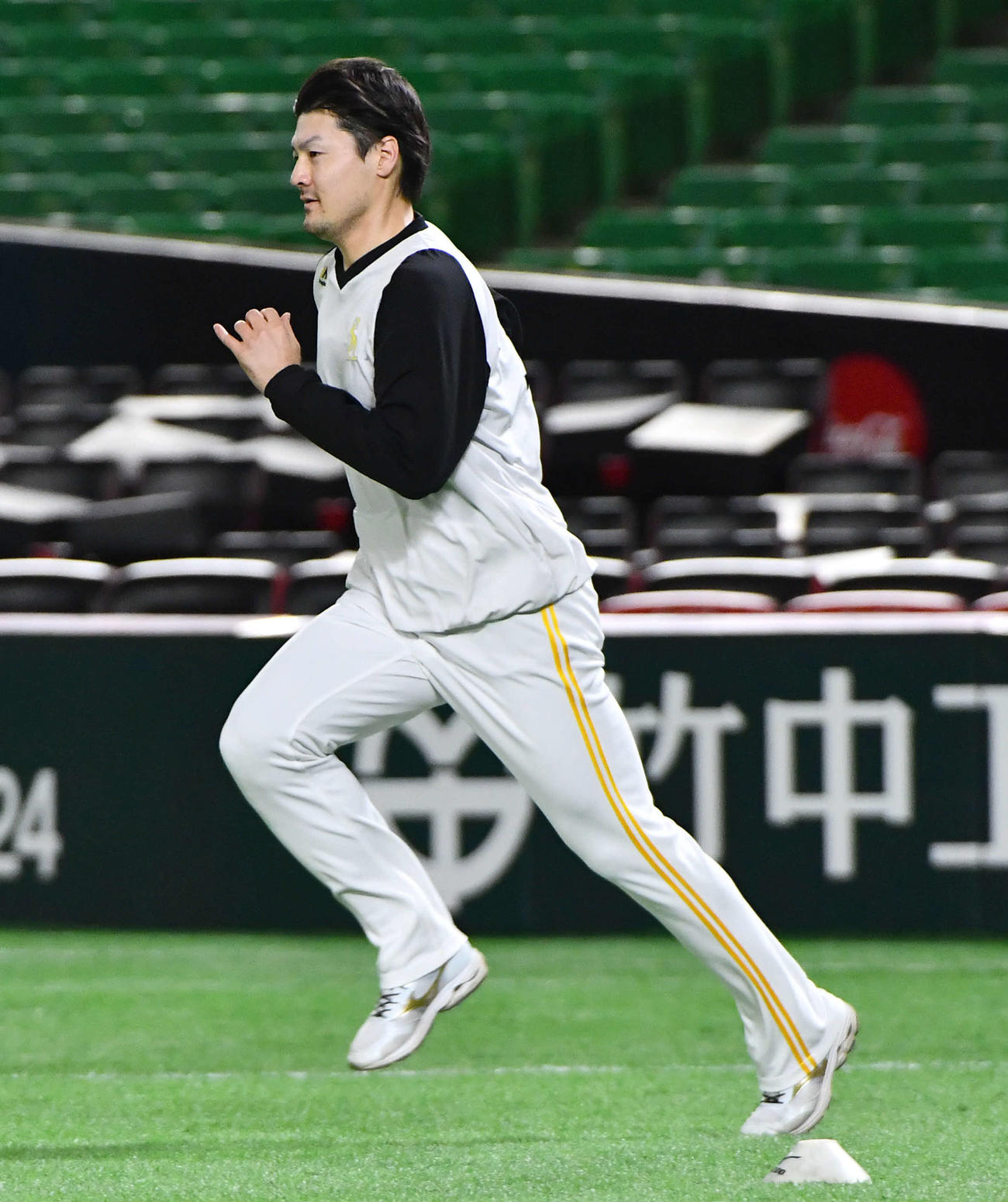 走り込みを行う有原（撮影・岩下翔太）