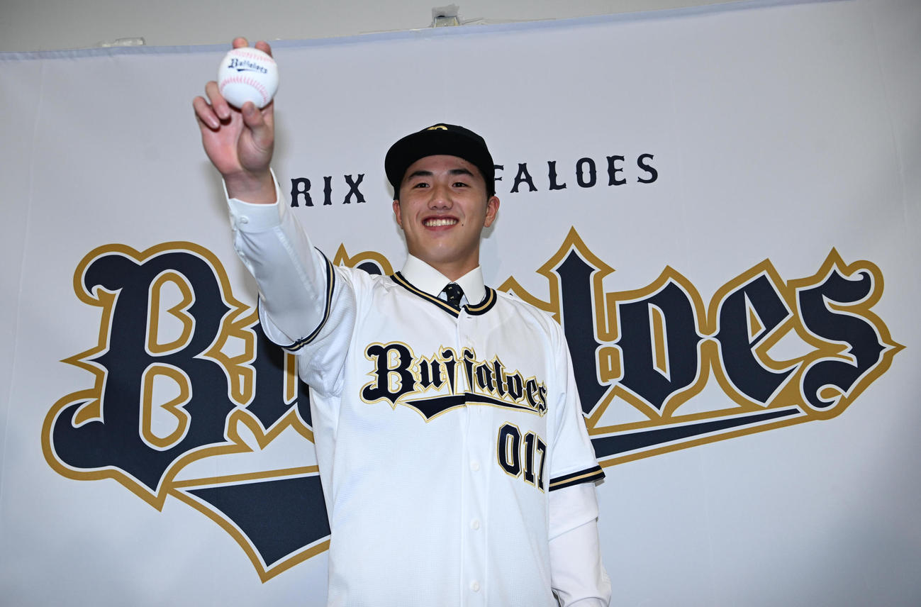 オリックスと契約し、ボールを手にポーズを取る陳睦衡（撮影・和賀正仁）