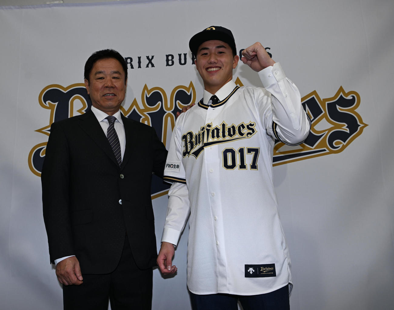 オリックスと契約し、福良GMと写真に納まる陳睦衡（撮影・和賀正仁）