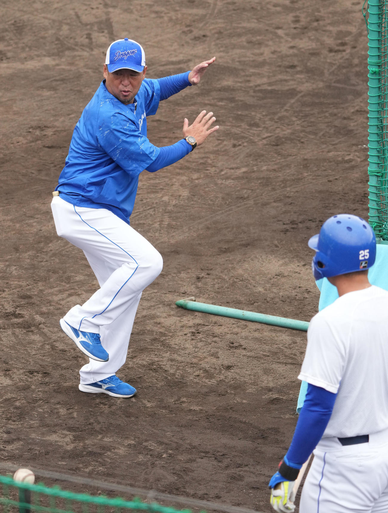 石川昂にアドバイスをする松中打撃コーチ（左）（撮影・森本幸一）