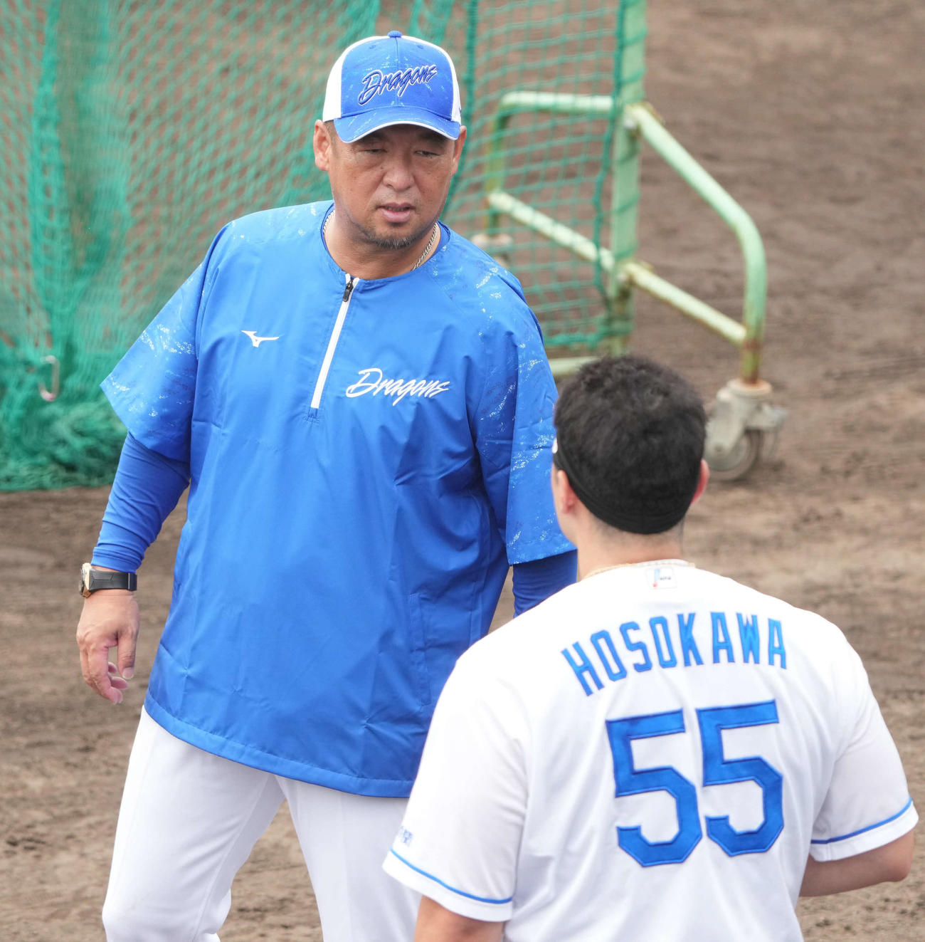 新任の中日松中打撃コーチは細川と言葉を交わす（撮影・森本幸一）