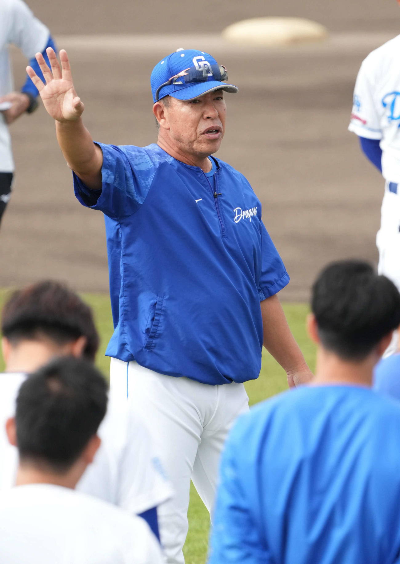 秋季キャンプ初日、選手、コーチ、スタッフに話をする井上一樹監督（中央）（撮影・森本幸一）