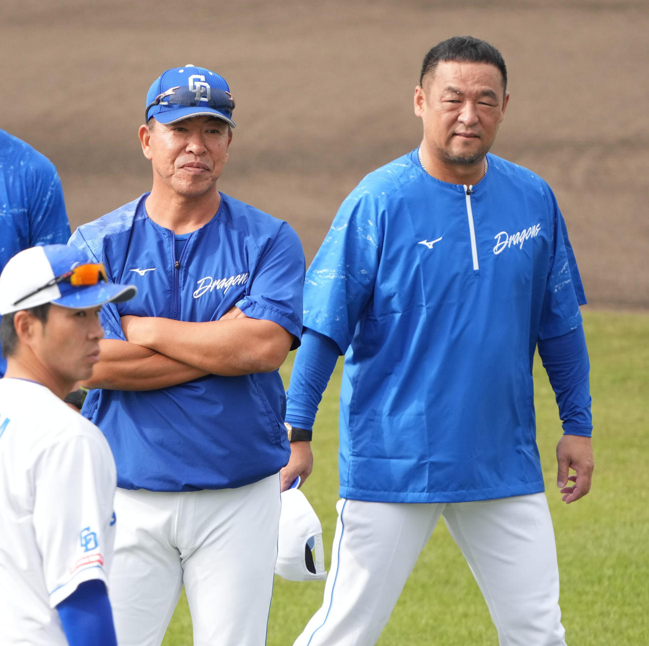 秋季キャンプ初日、松中打撃コーチと言葉を交わす井上監督（右から2人目）（撮影・森本幸一）