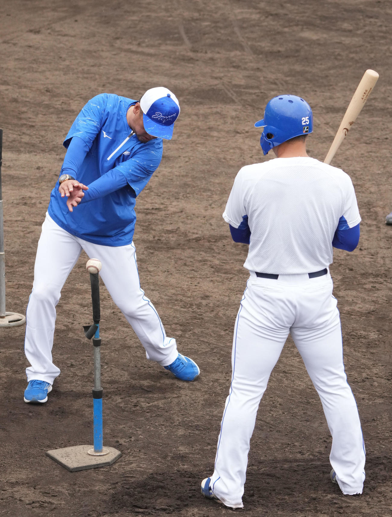 石川昂にアドバイスをする松中打撃コーチ（左）（撮影・森本幸一）