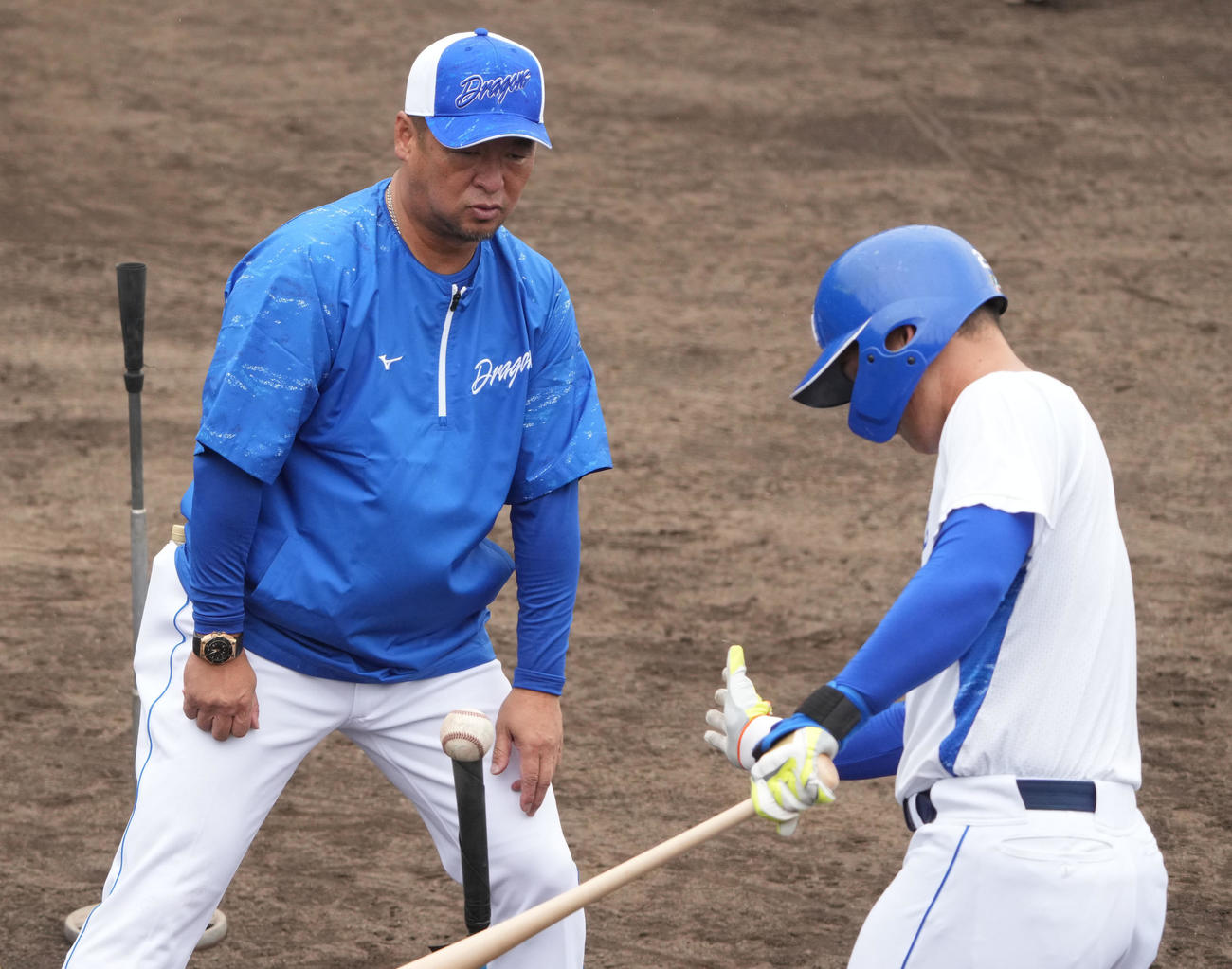 石川昂にアドバイスをする松中打撃コーチ（左）（撮影・森本幸一）