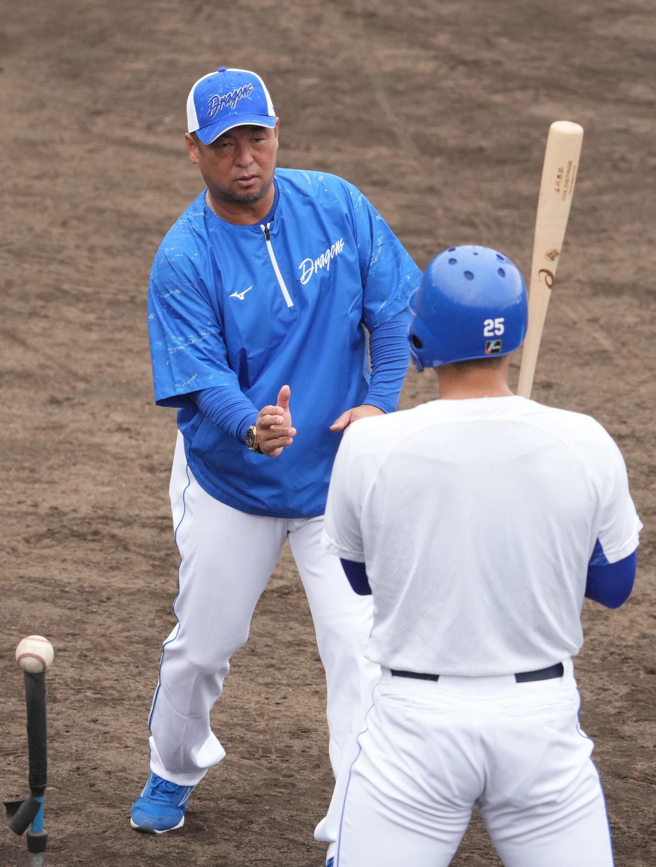 石川昂にアドバイスをする松中打撃コーチ（左）（撮影・森本幸一）