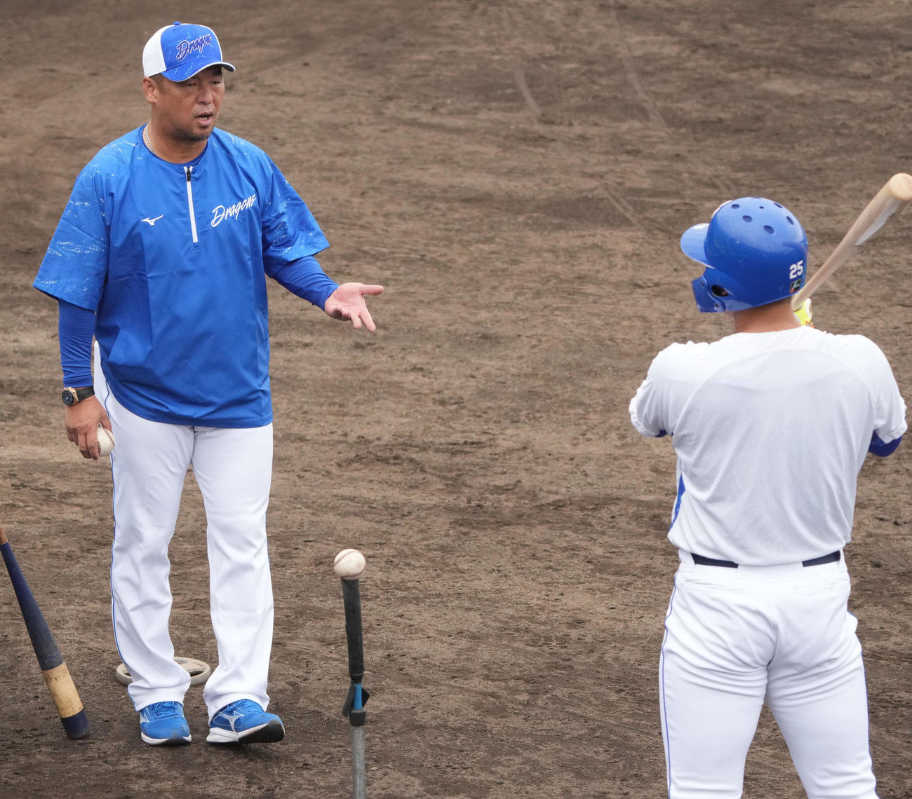 石川昂にアドバイスをする松中打撃コーチ（左）（撮影・森本幸一）