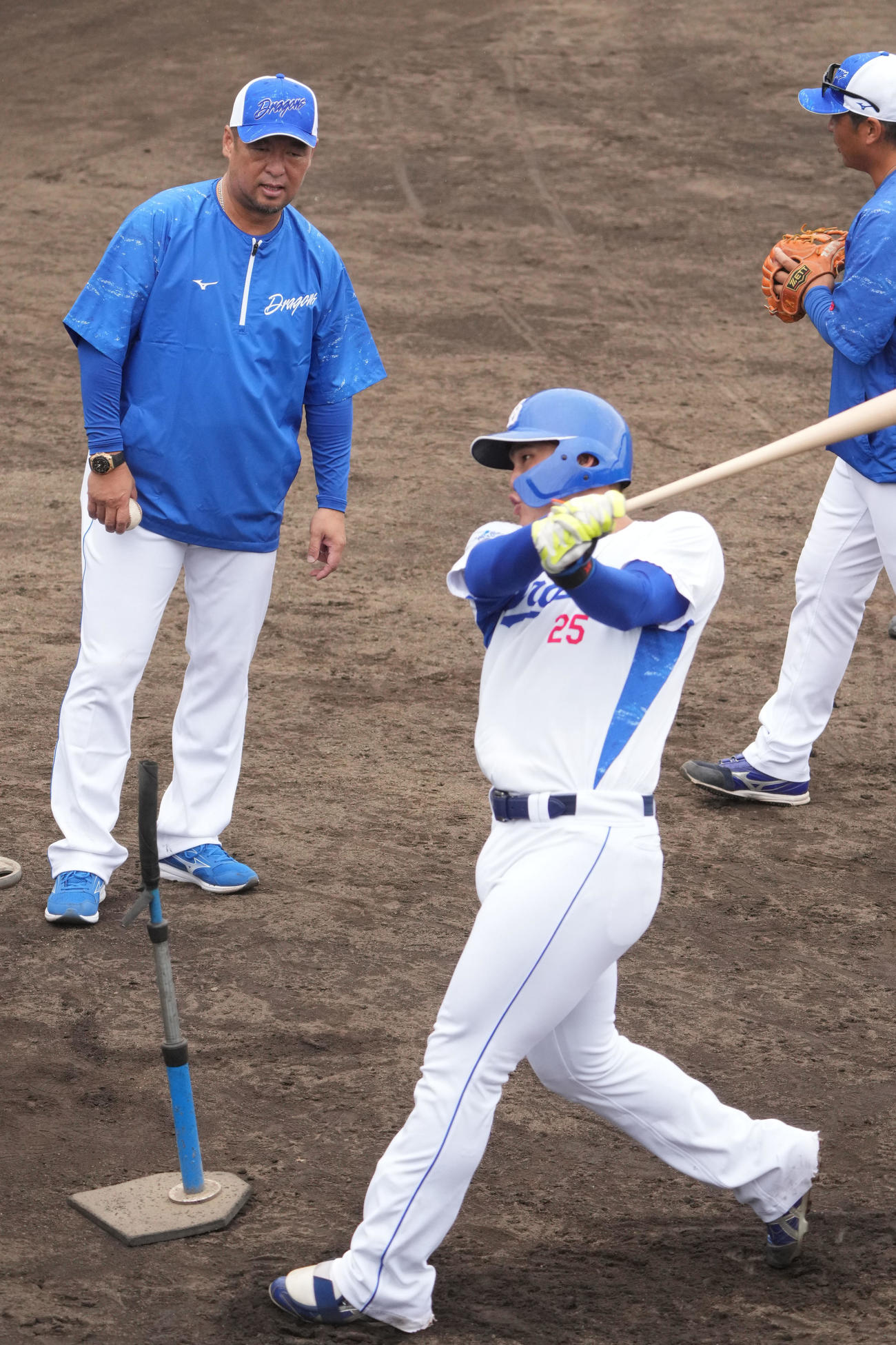 石川昂にアドバイスをする松中打撃コーチ（左）（撮影・森本幸一）