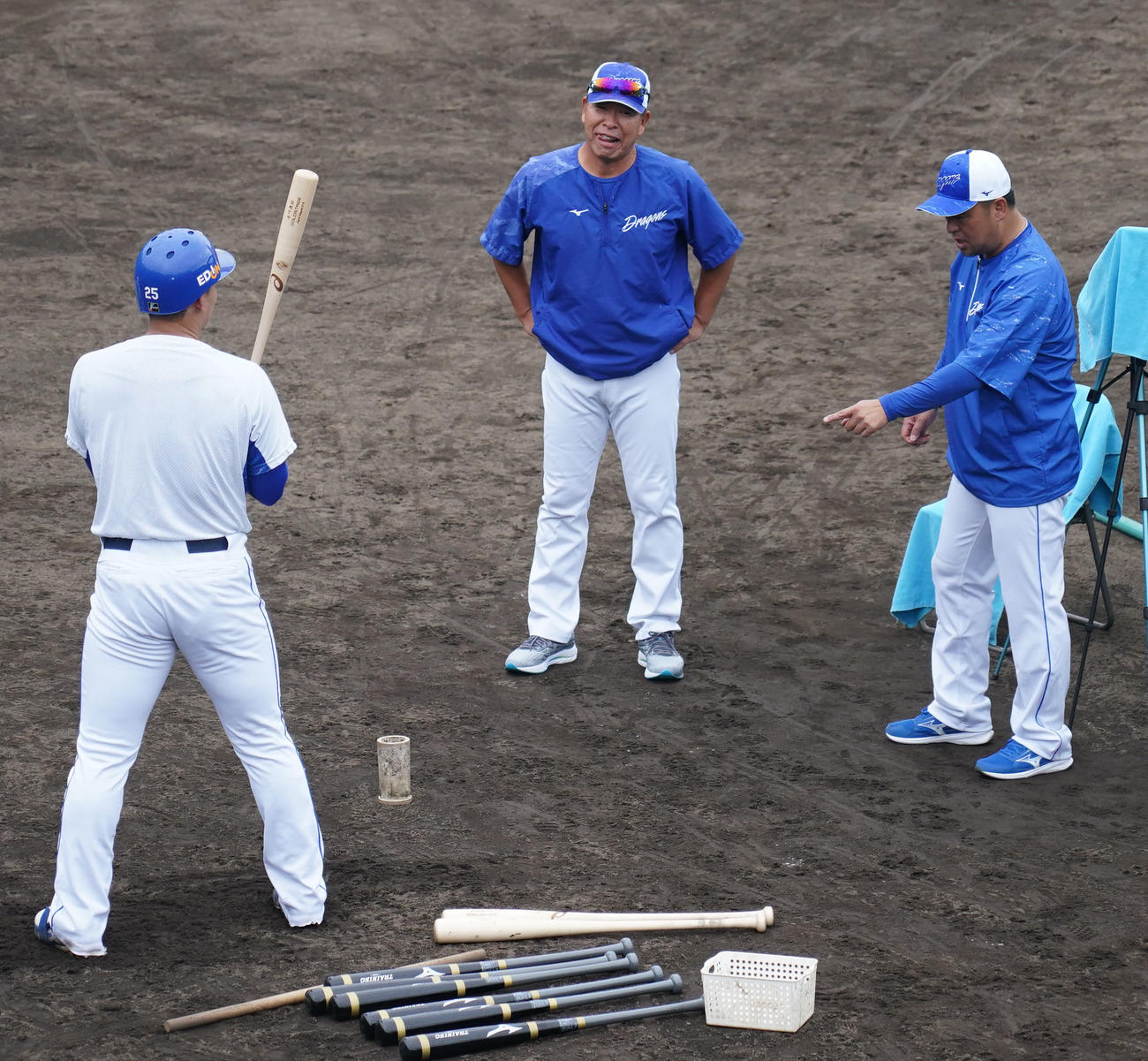 石川昂にアドバイスをする松中打撃コーチ（右）中央は井上監督（撮影・森本幸一）