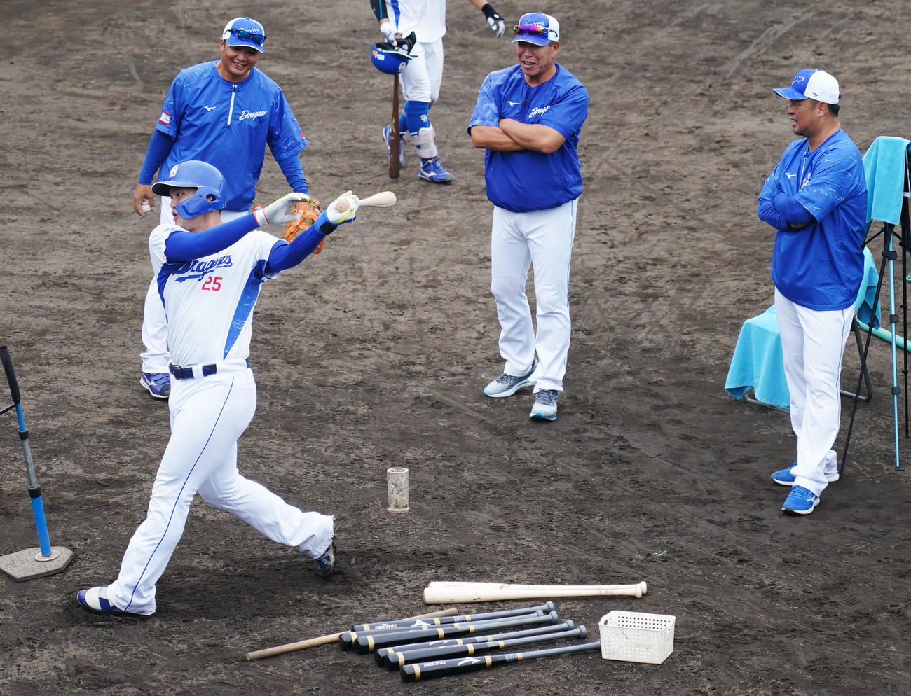 石川昂にアドバイスをする松中打撃コーチ（右）左から3人目は井上監督（撮影・森本幸一）