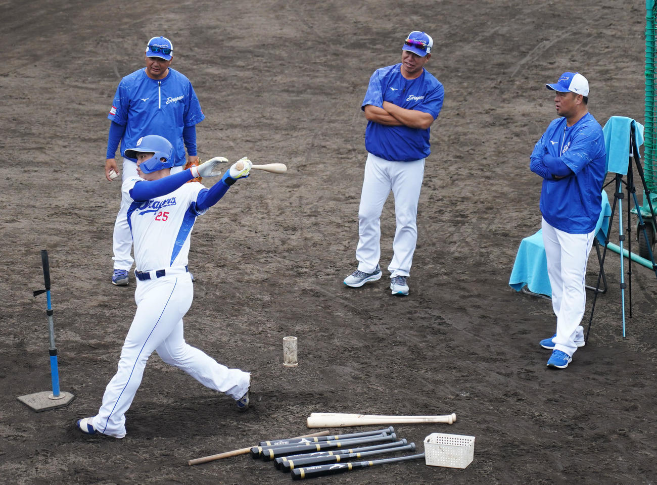 石川昂にアドバイスをする松中打撃コーチ（右）左から3人目は井上監督（撮影・森本幸一）