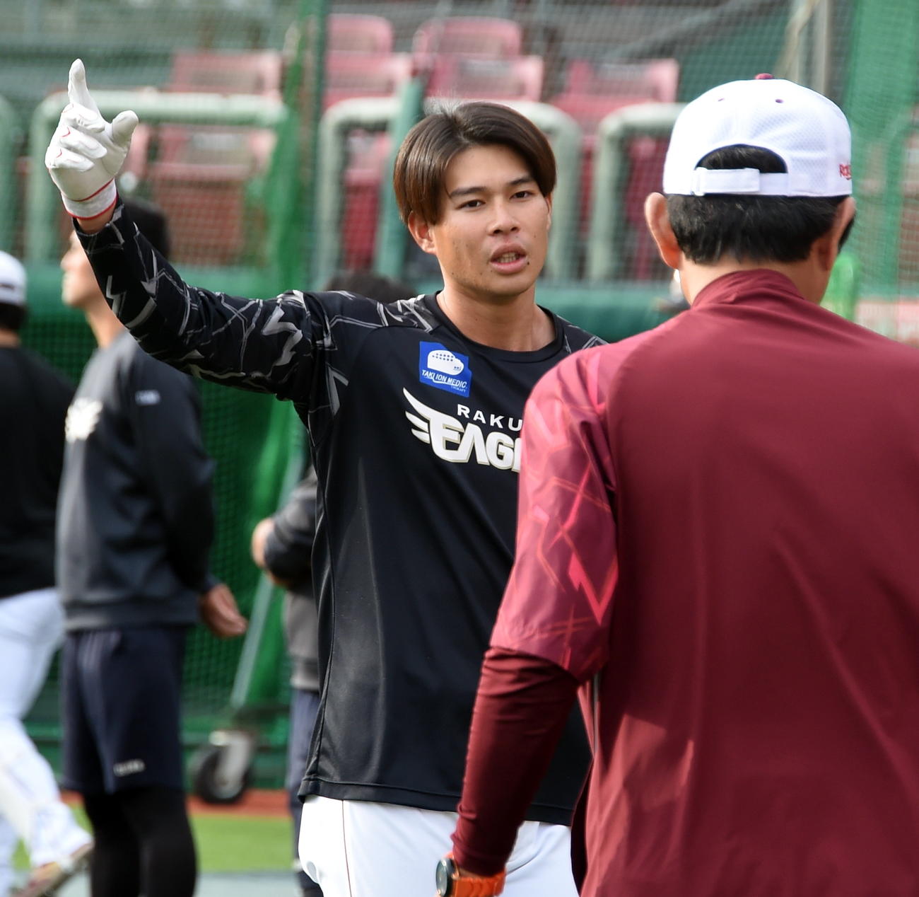 新任の渡辺打撃コーチ（手前）から指導を受ける楽天中島（撮影・山田愛斗）