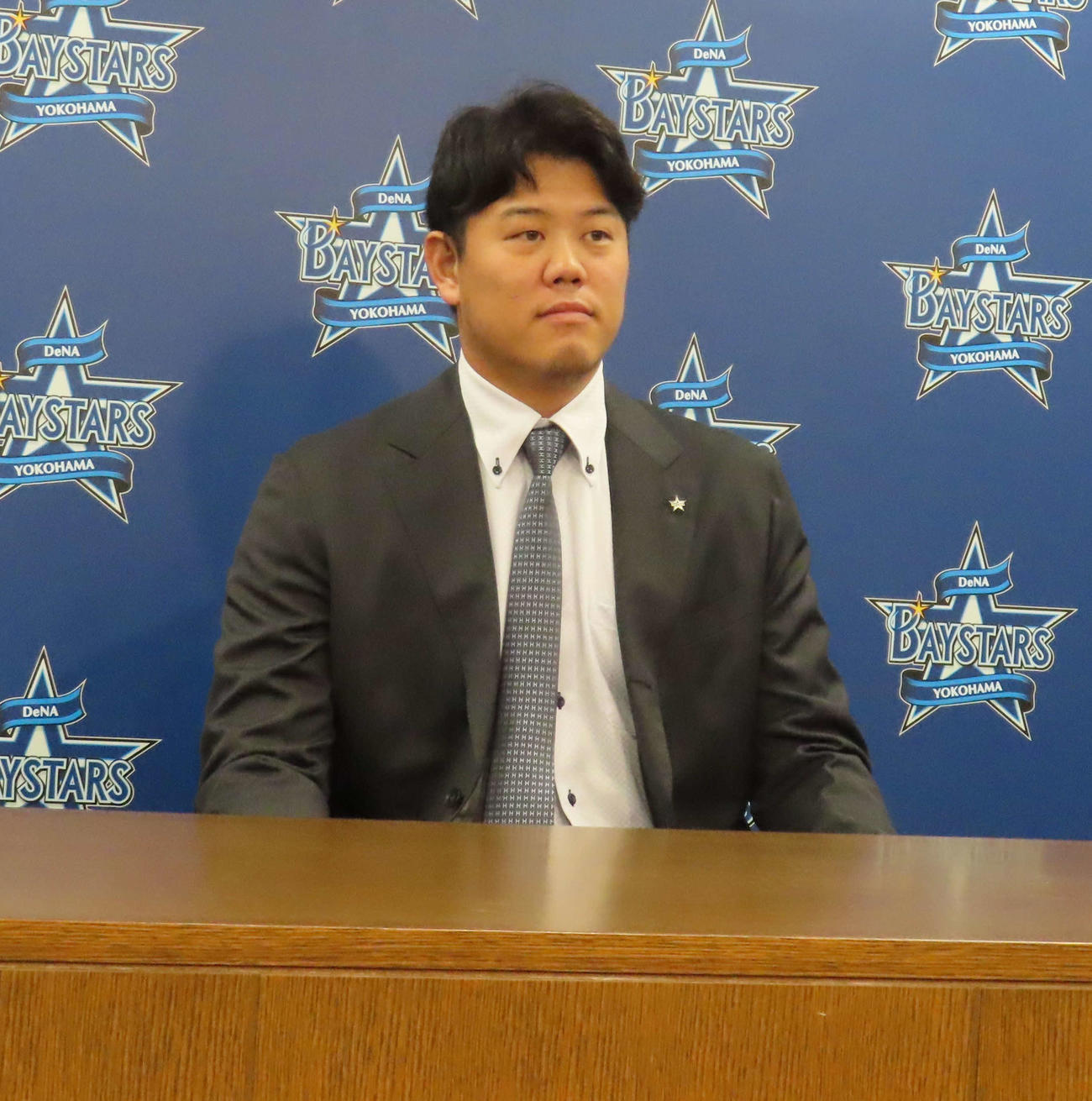 契約更改交渉を終え、会見に臨むDeNA上茶谷（撮影・水谷京裕）