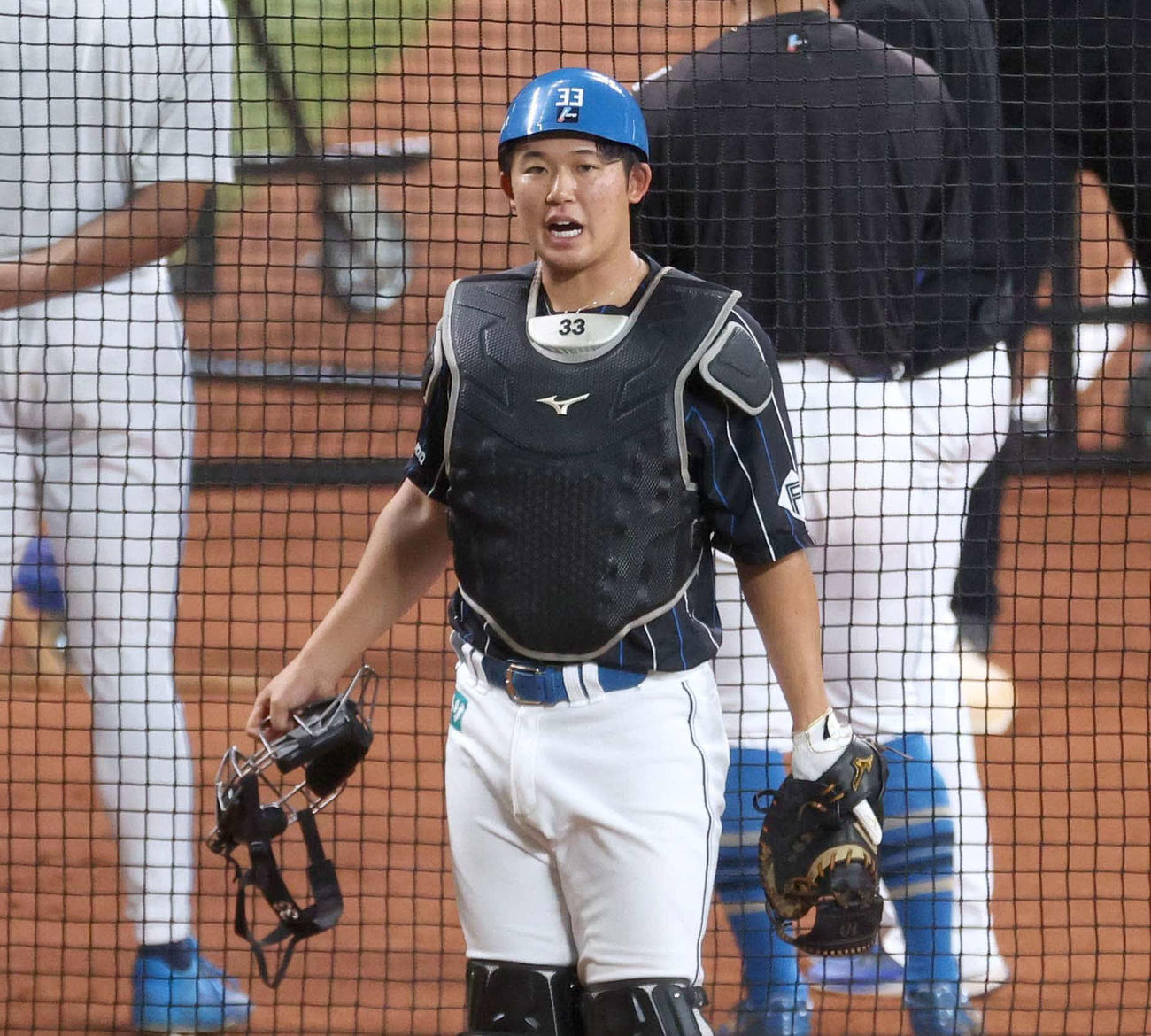 送球練習する日本ハム進藤（撮影・黒川智章）