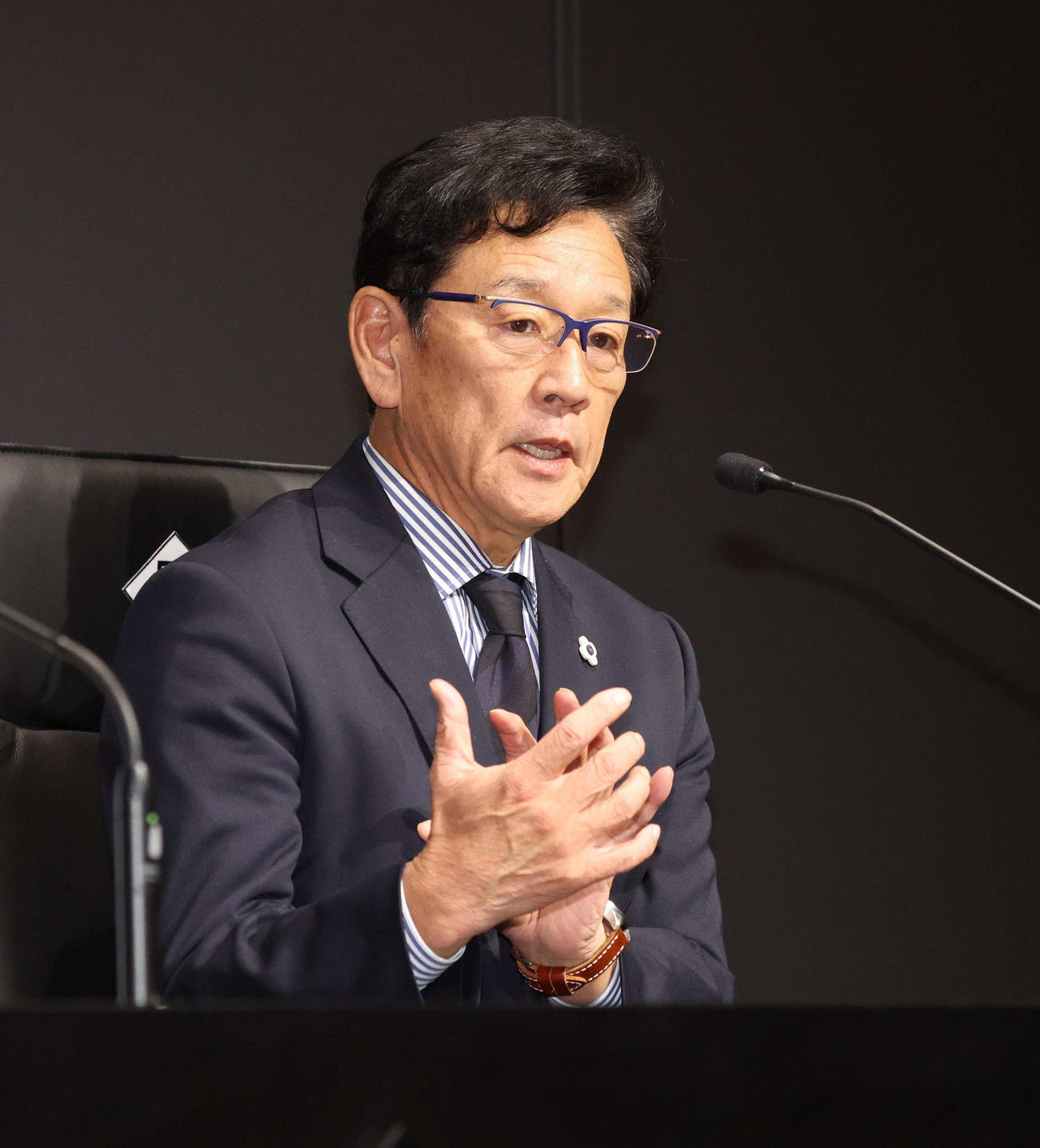 日本ハム2軍コーチ就任会見で話す栗山CBO（撮影・黒川智章）