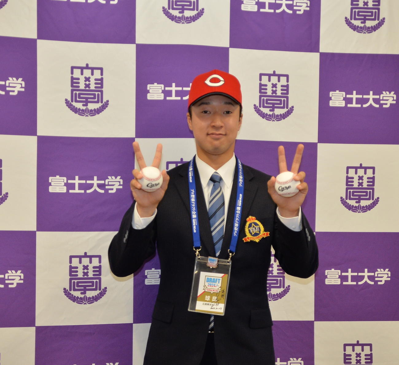 この日、22歳の誕生日を迎えた広島2位の富士大・佐藤は、笑顔で「22」ポーズ（撮影・浜本神威）