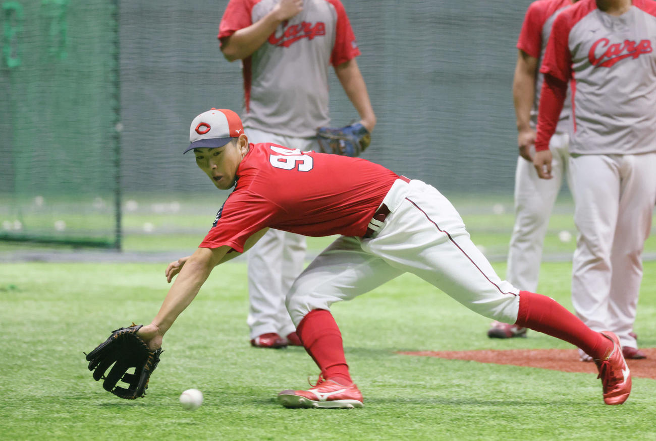 秋季練習でノックを受ける広島佐藤（撮影・加藤孝規）