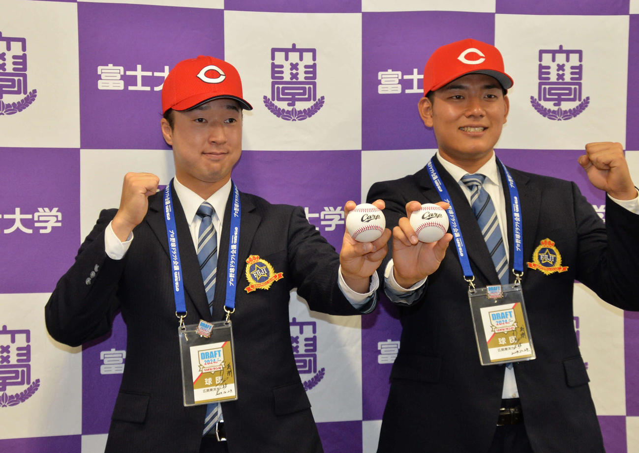 指名あいさつを受けた広島2位の佐藤（左）と同4位の渡辺が力強くガッツポーズ（撮影・浜本神威）
