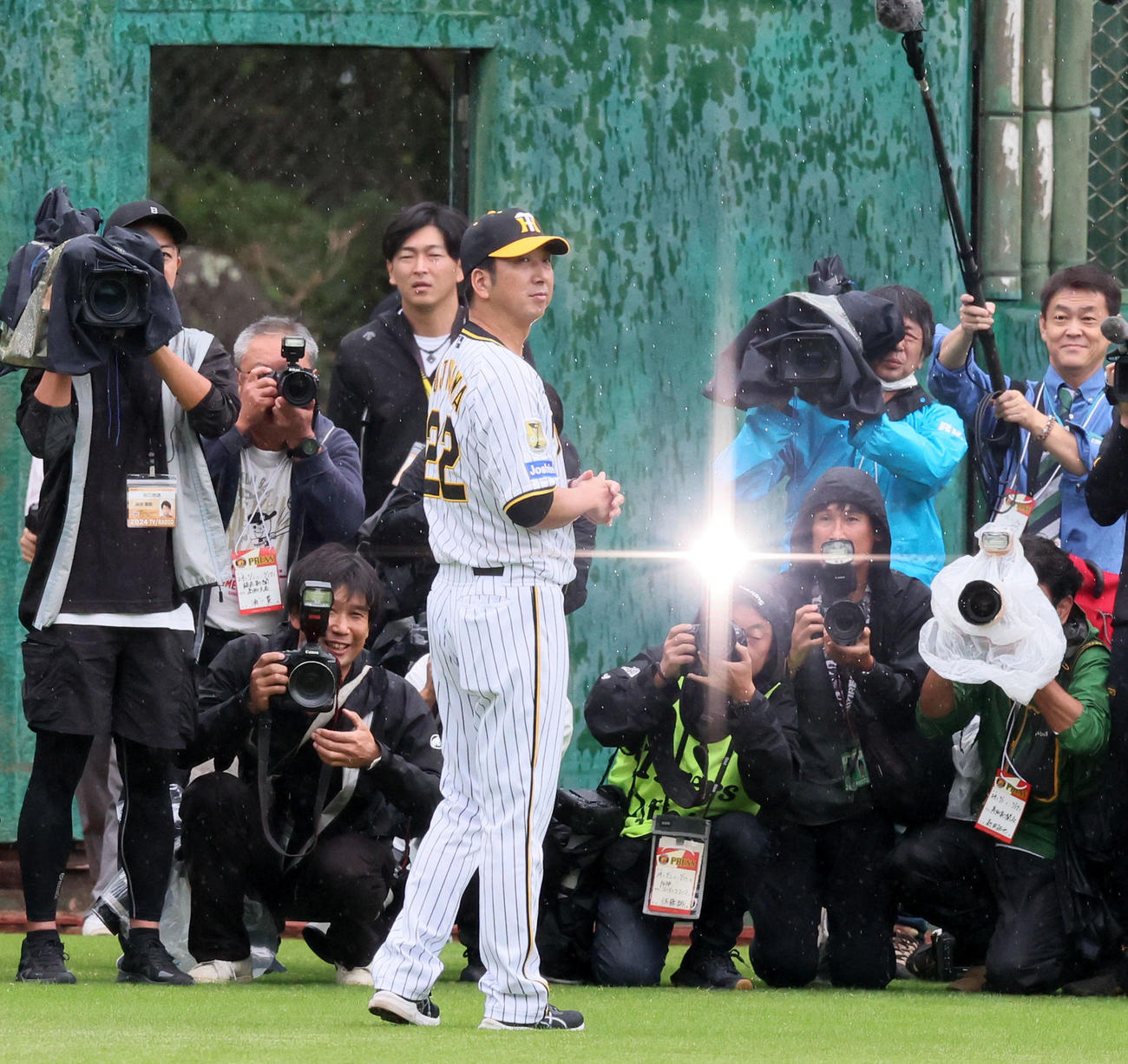 秋季キャンプ初日、グラウンドに到着した藤川監督（撮影・加藤哉）