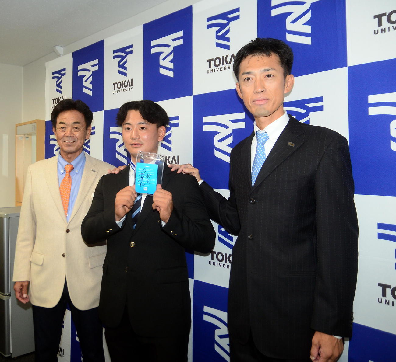 水野スカウト部長（左）、木佐貫担当スカウト（右）と写真に収まる巨人ドラフト5位の東海大静岡・宮原
