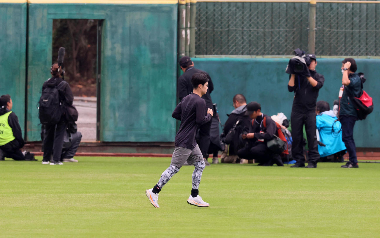 秋季キャンプ初日、メイングラウンドをランニングする中野（撮影・加藤哉）