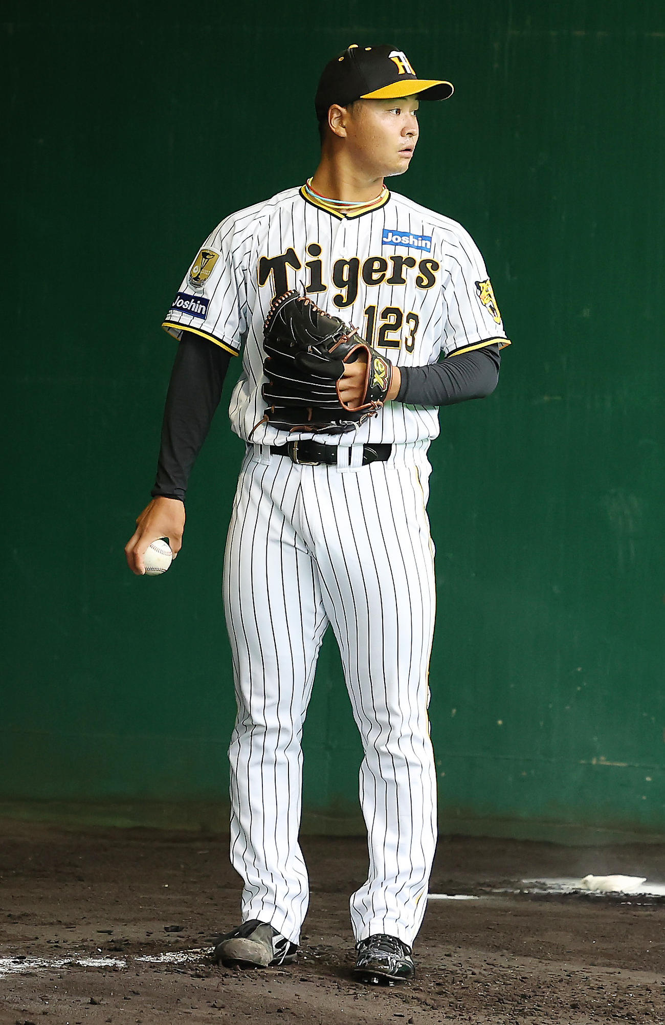 ブルペンで投球練習をする阪神松原（撮影・前田充）