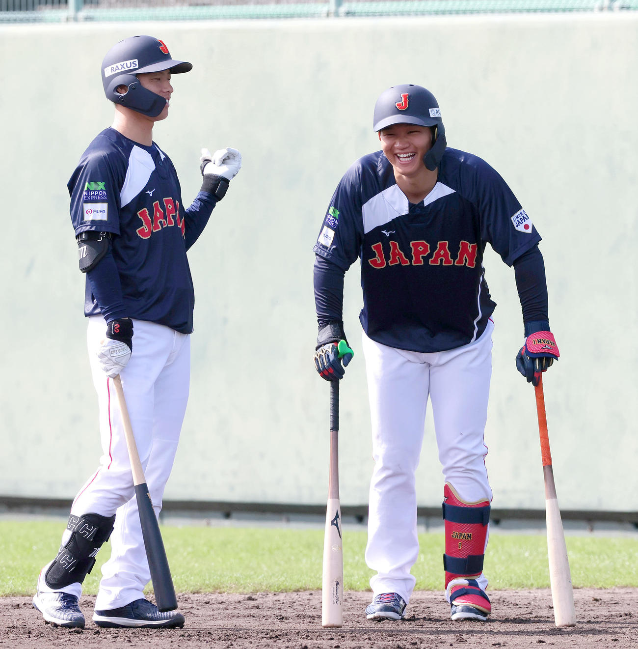 30日、打撃練習を前に笑顔を見せる阪神森下（右）と楽天辰己