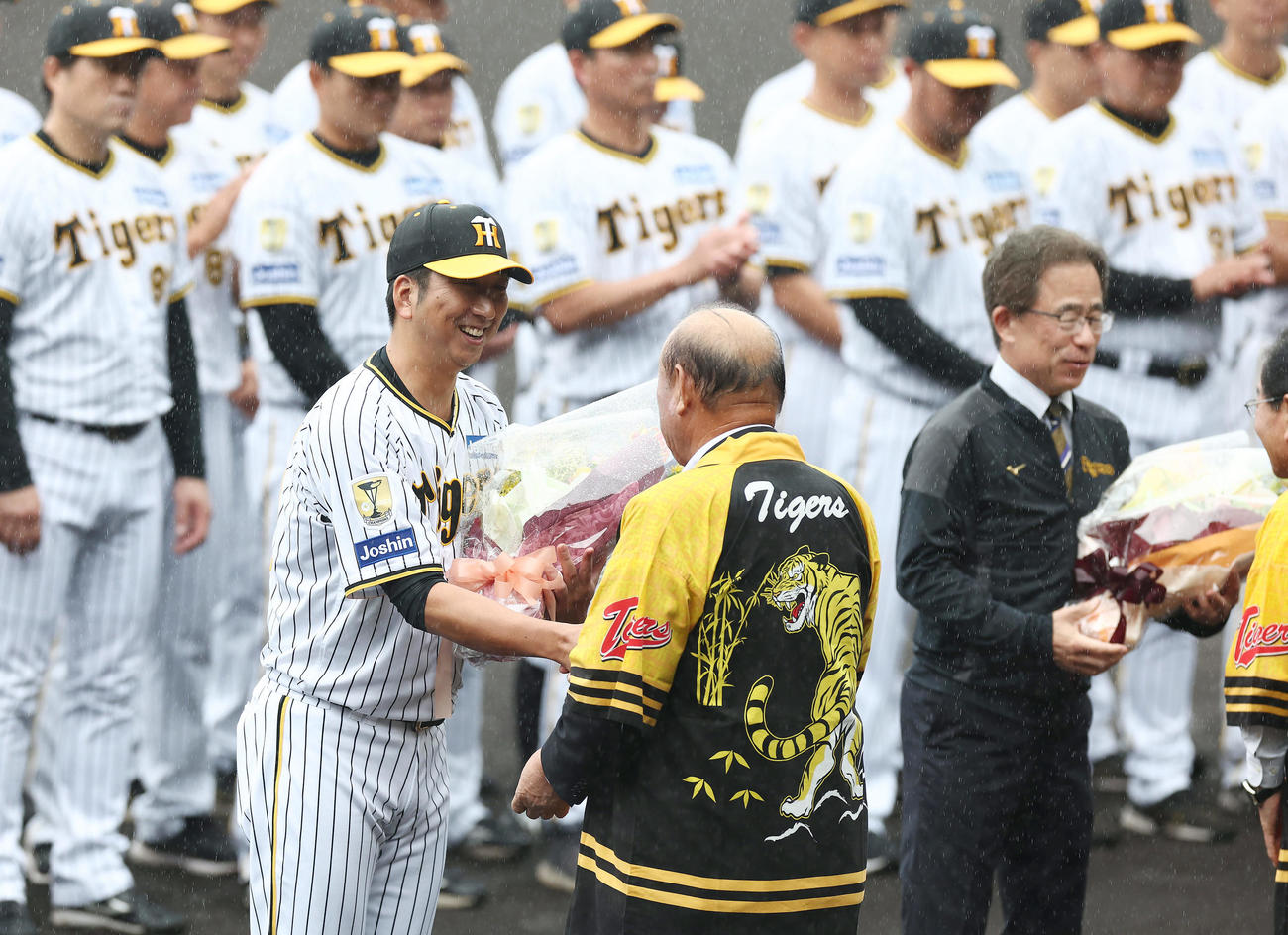 歓迎セレモニーで花束を受け取る阪神藤川監督（手前左）と粟井球団社長（同右）（撮影・前田充）