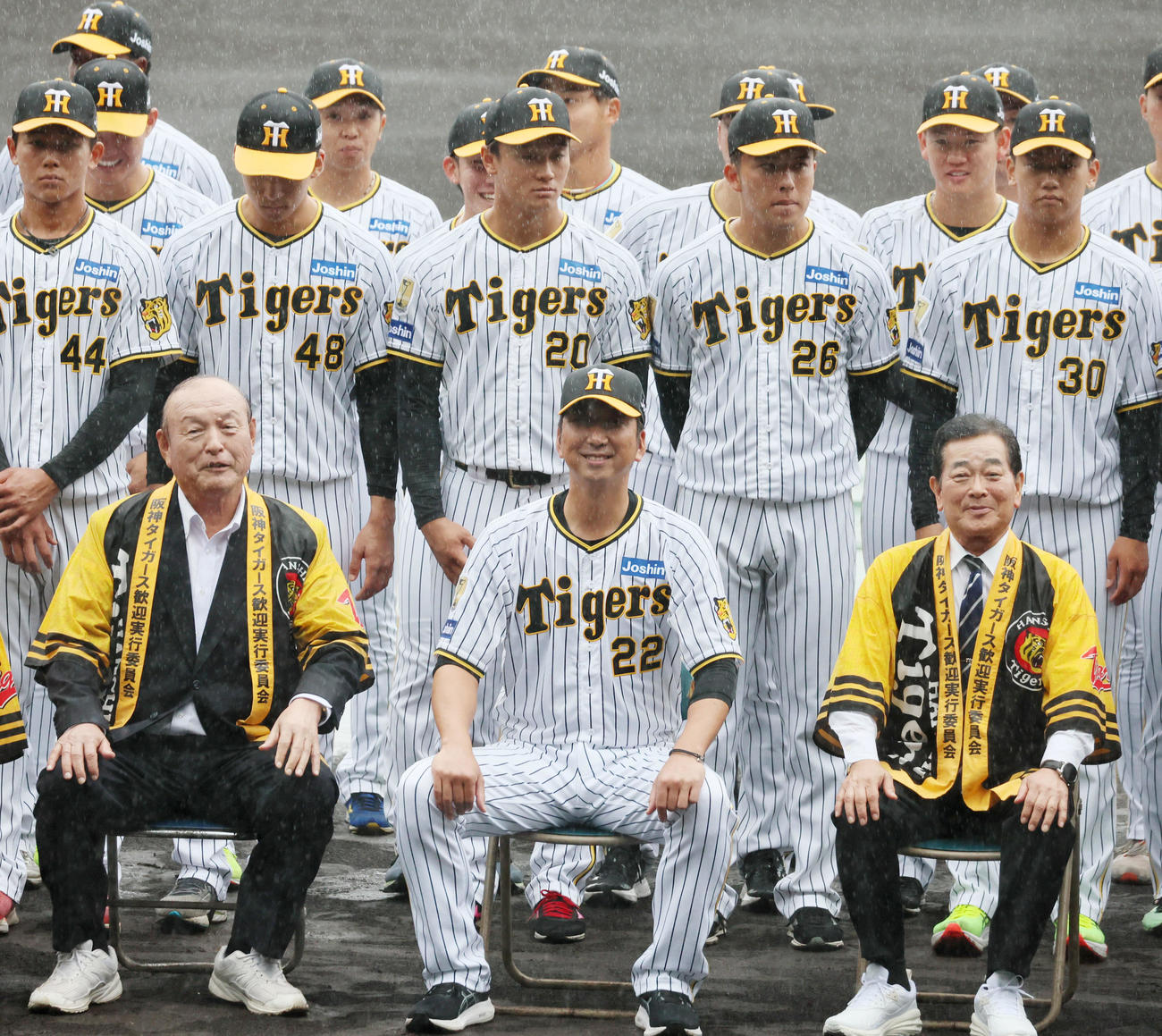 秋季キャンプ開催セレモニーでナインとともに記念写真に納まる藤川監督（撮影・加藤哉）