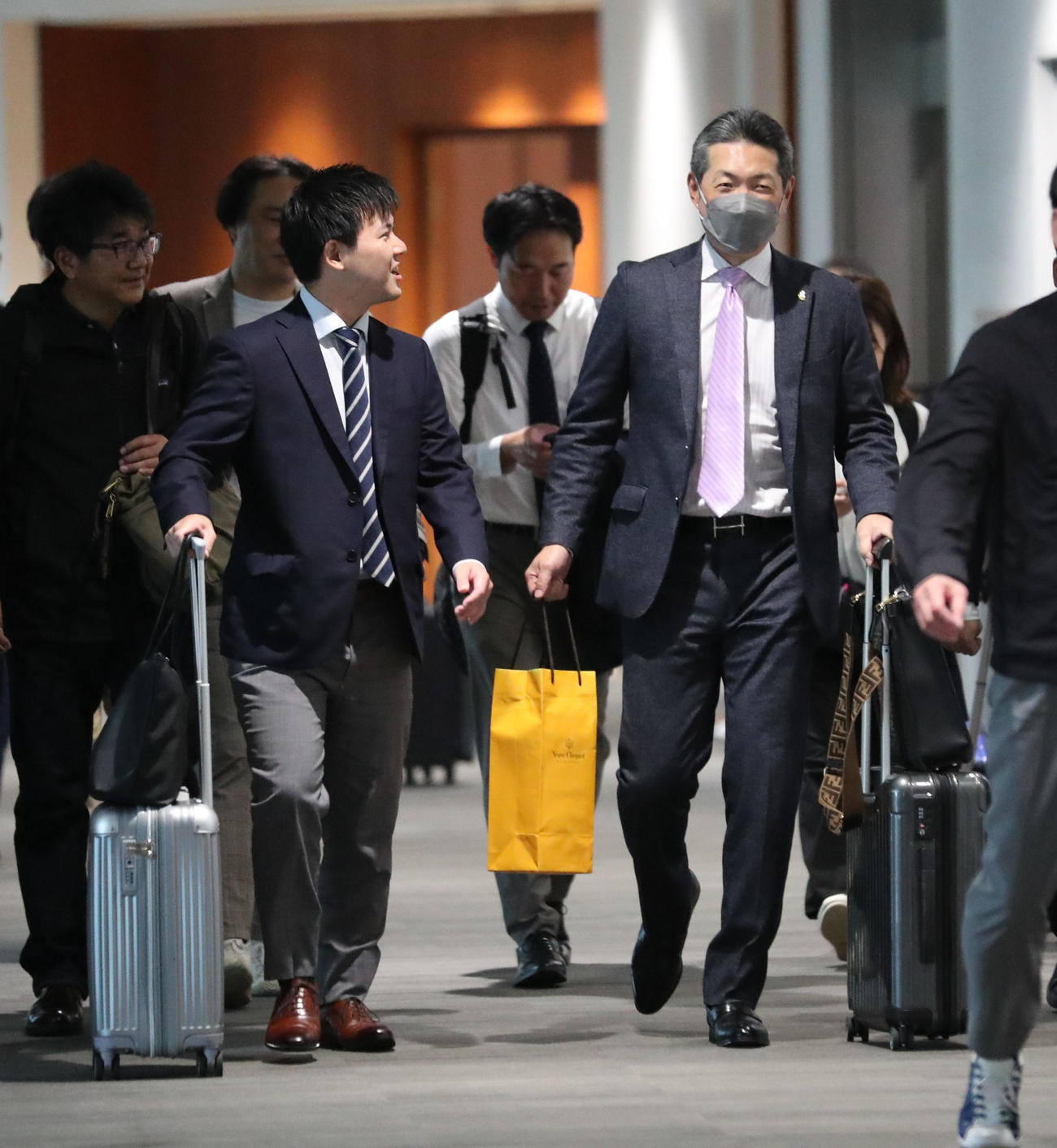 報道陣に囲まれながら搭乗口に向かう小久保監督（撮影・梅根麻紀）