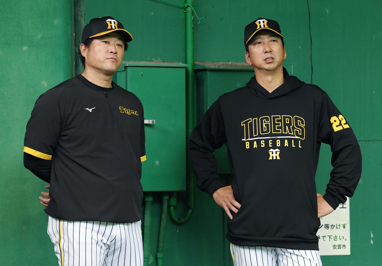 ブルペンで言葉を交わす阪神安藤投手チーフコーチ（左）と藤川監督（撮影・前田充）