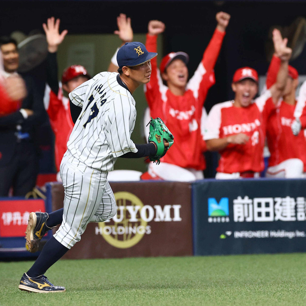 NTT西日本対Honda 4回裏Honda1死二塁、NTT西日本・伊原はHonda村田に安打を浴びベースカバーに向かう（撮影・上田博志）