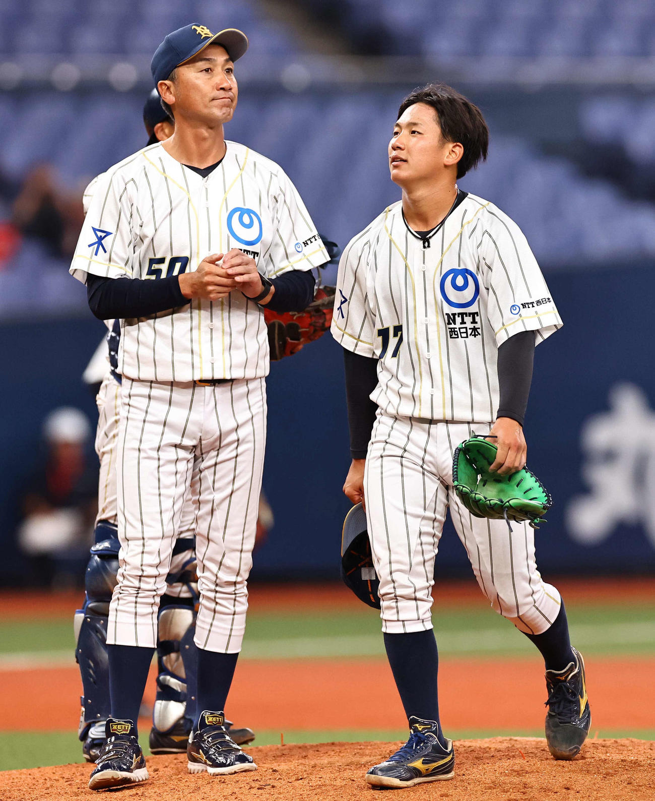 NTT西日本対Honda 4回途中2失点で河本監督（左）から交代を告げられるNTT西日本・伊原（撮影・上田博志）