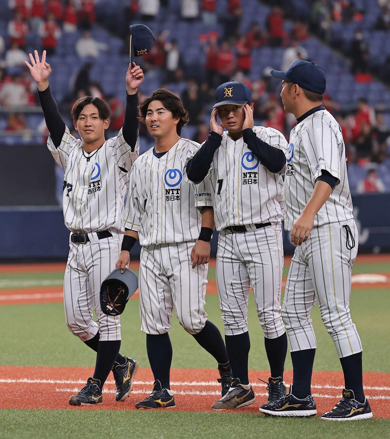 NTT西日本対Honda　最後の試合となったNTT西日本・伊原（左）はスタンドの関係者に手を振る（撮影・上田博志）