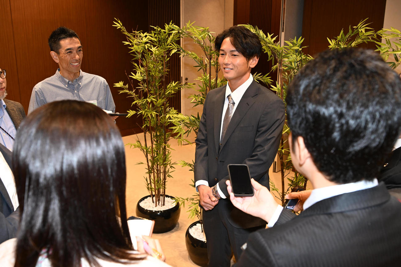 指名あいさつを受け会見するロッテ6位立松（撮影・和賀正仁）
