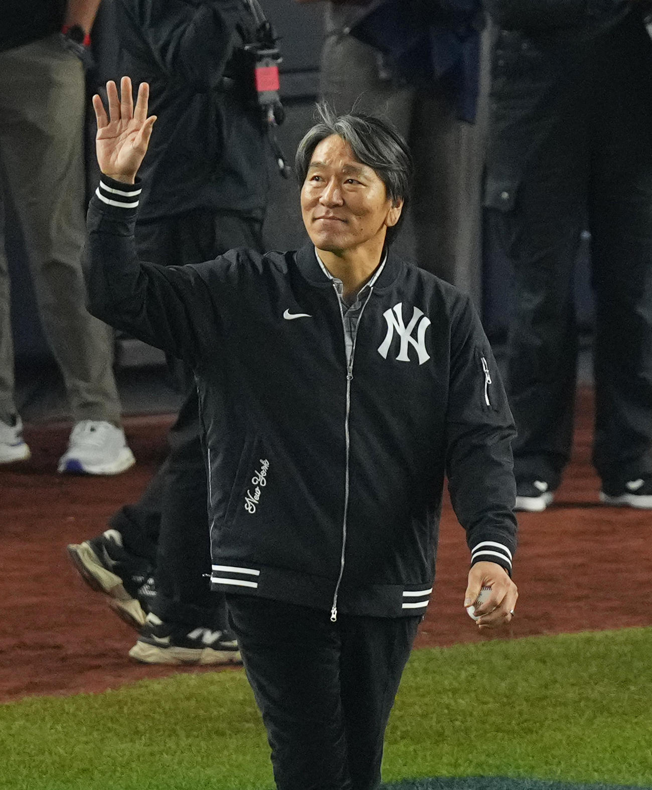 ワールドシリーズ第5戦　ヤンキース対ドジャース　始球式を務める松井氏（撮影・菅敏）