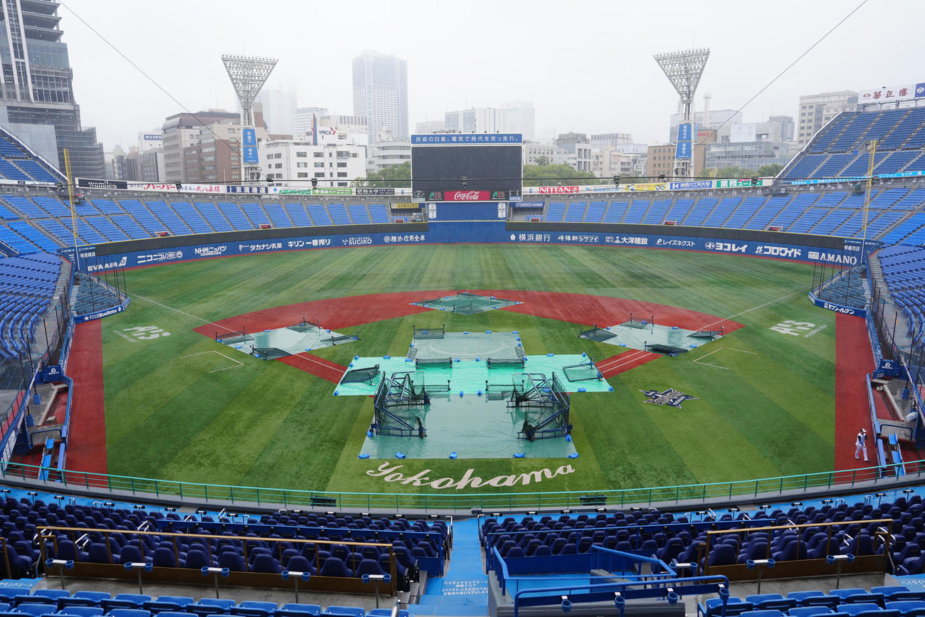 日本シリーズ第6戦、DeNA－ソフトバンク戦の雨天中止が決まった横浜スタジアム（撮影・江口和貴）