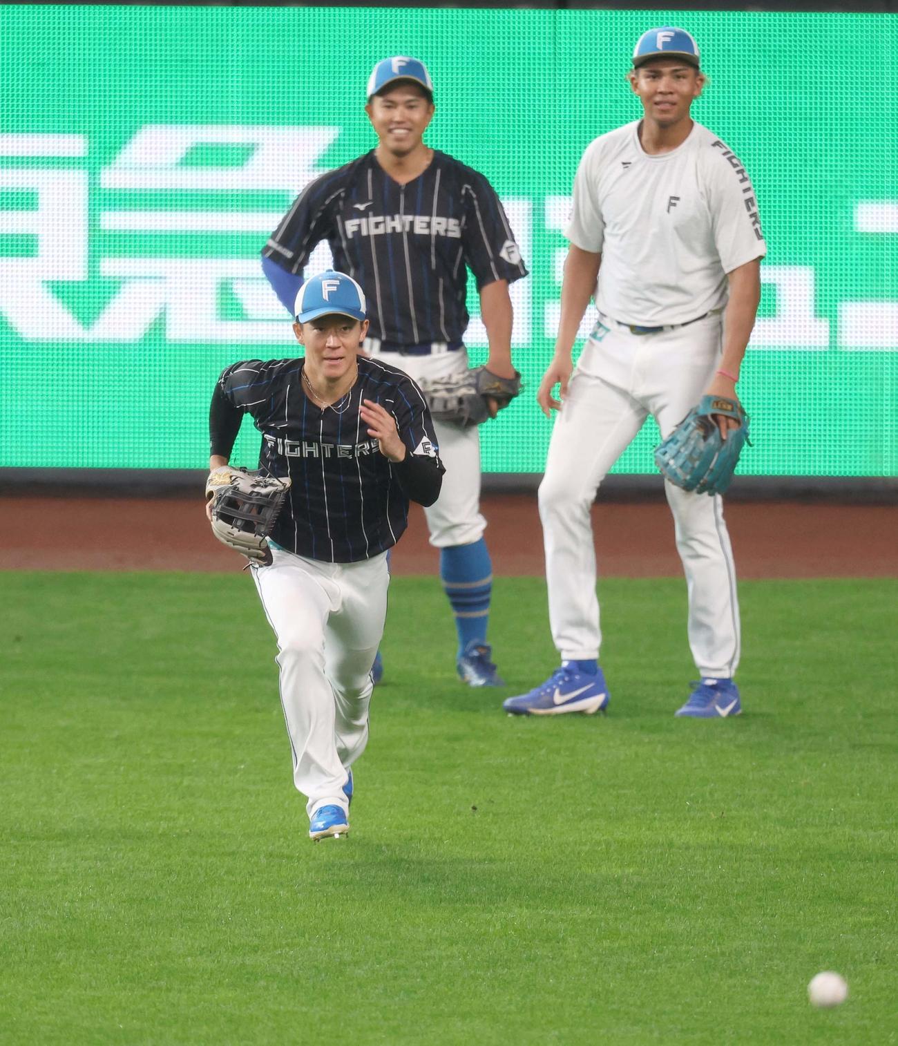 外野で守備練習する日本ハム矢沢（撮影・黒川智章）