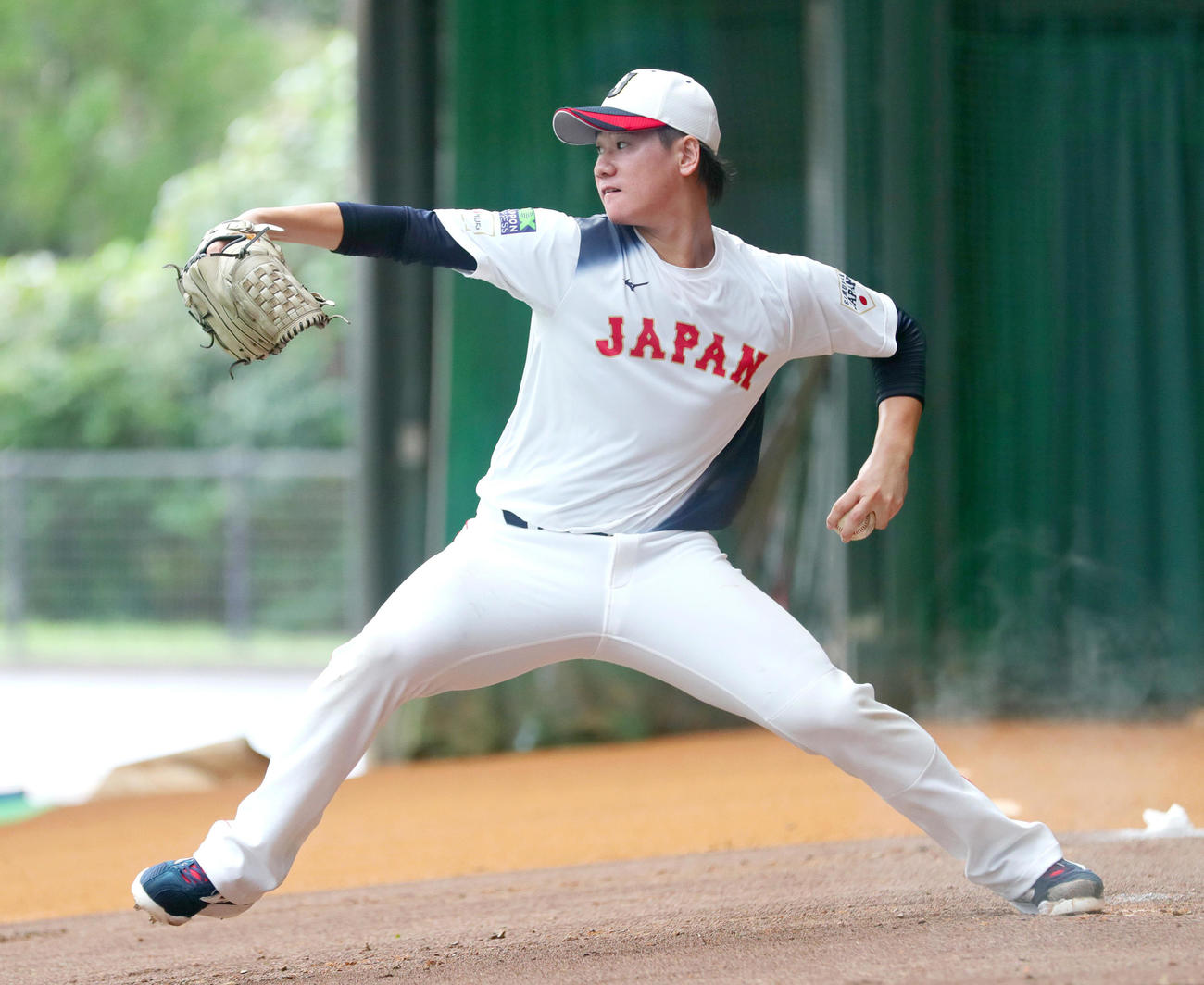 ブルペンで力投する巨人井上（撮影・上山淳一）