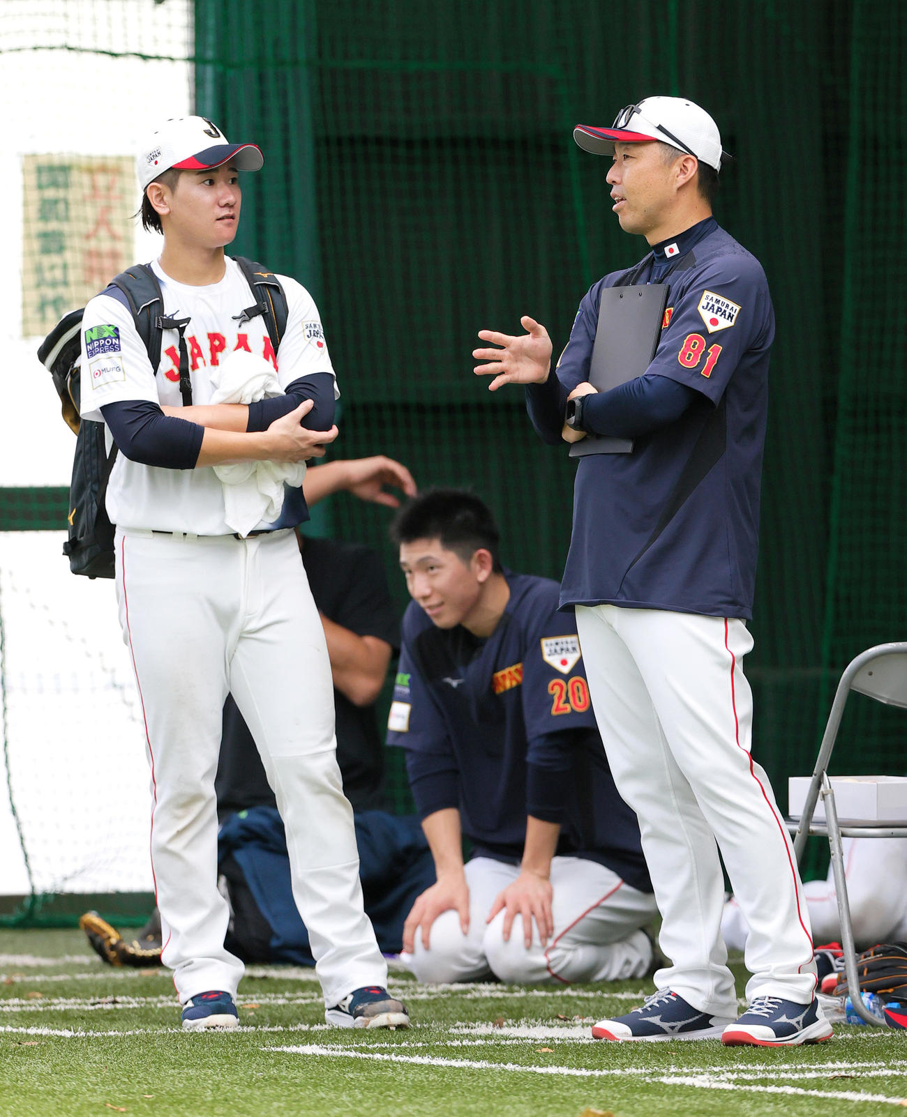 ブルペン投球を終えた巨人井上（左）は吉見投手コーチの話を聞く。中央は巨人戸郷（撮影・上山淳一）