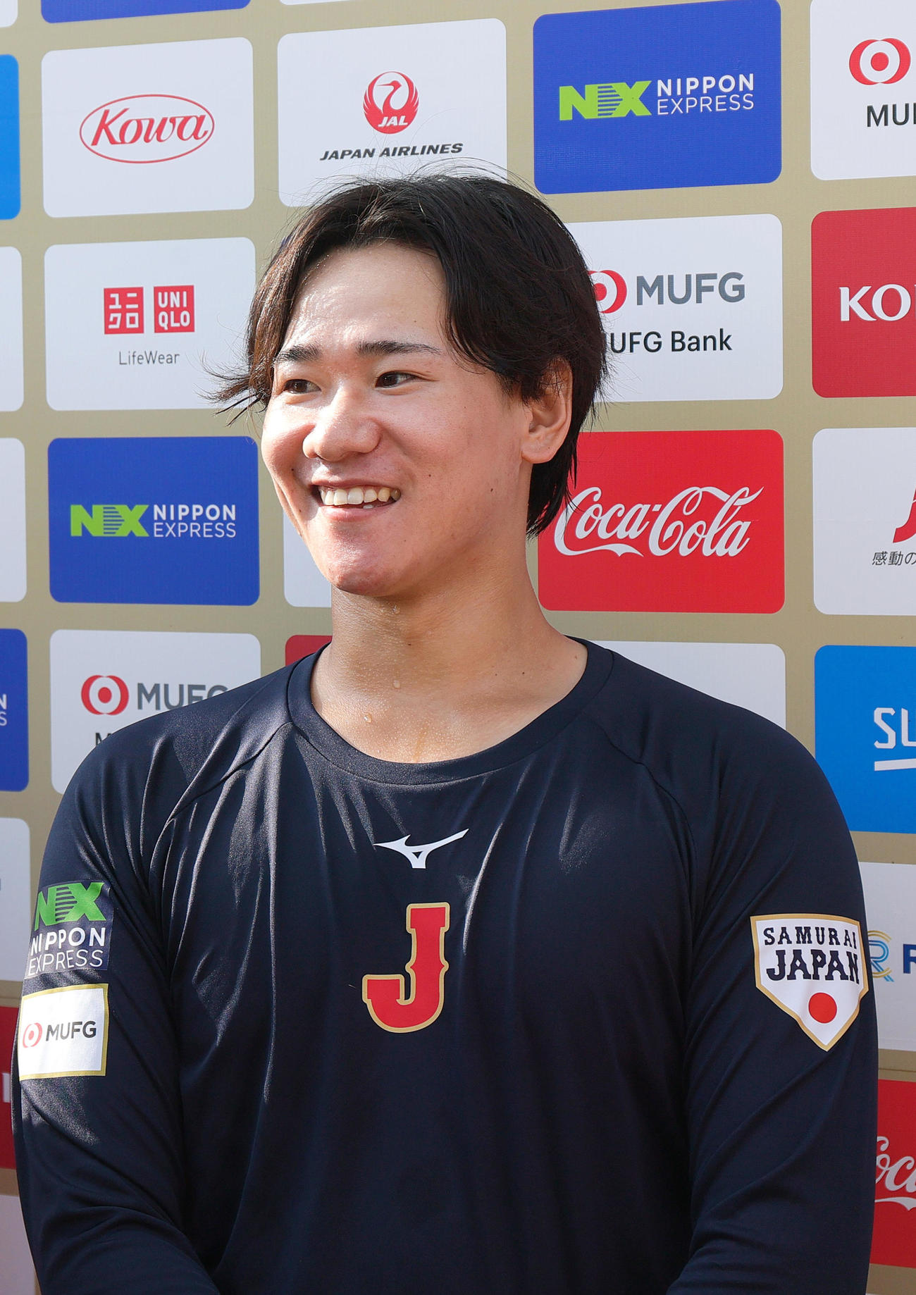 囲み取材で笑顔を見せる巨人井上（撮影・上山淳一）
