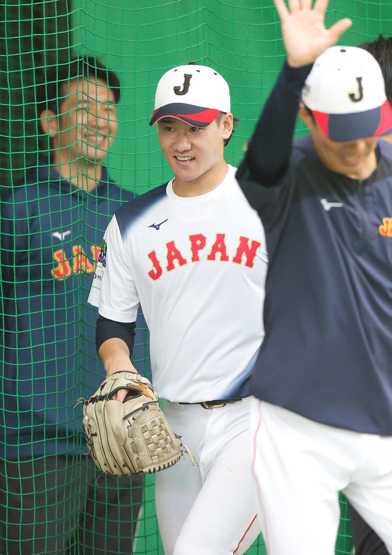巨人井上はブルペンで投球を終え笑顔を見せる（撮影・上山淳一）