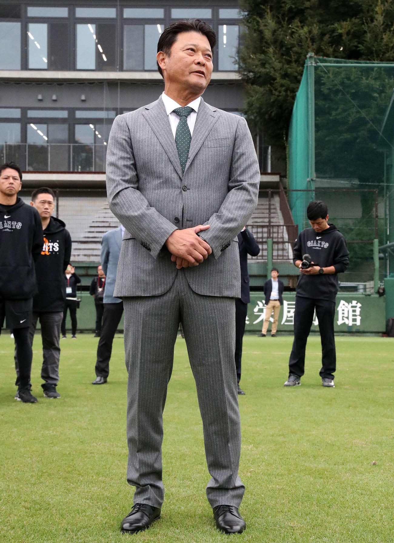選手、スタッフにあいさつする巨人橋上作戦戦略コーチ（2024年10月29日代表撮影）
