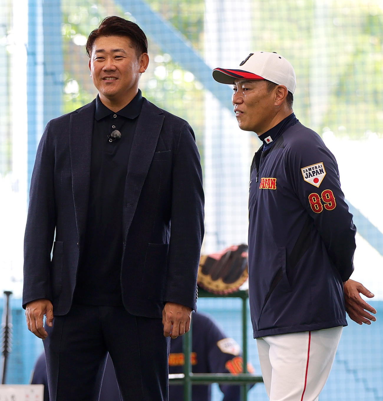 井端監督（右）と話す松坂氏（撮影・上山淳一）