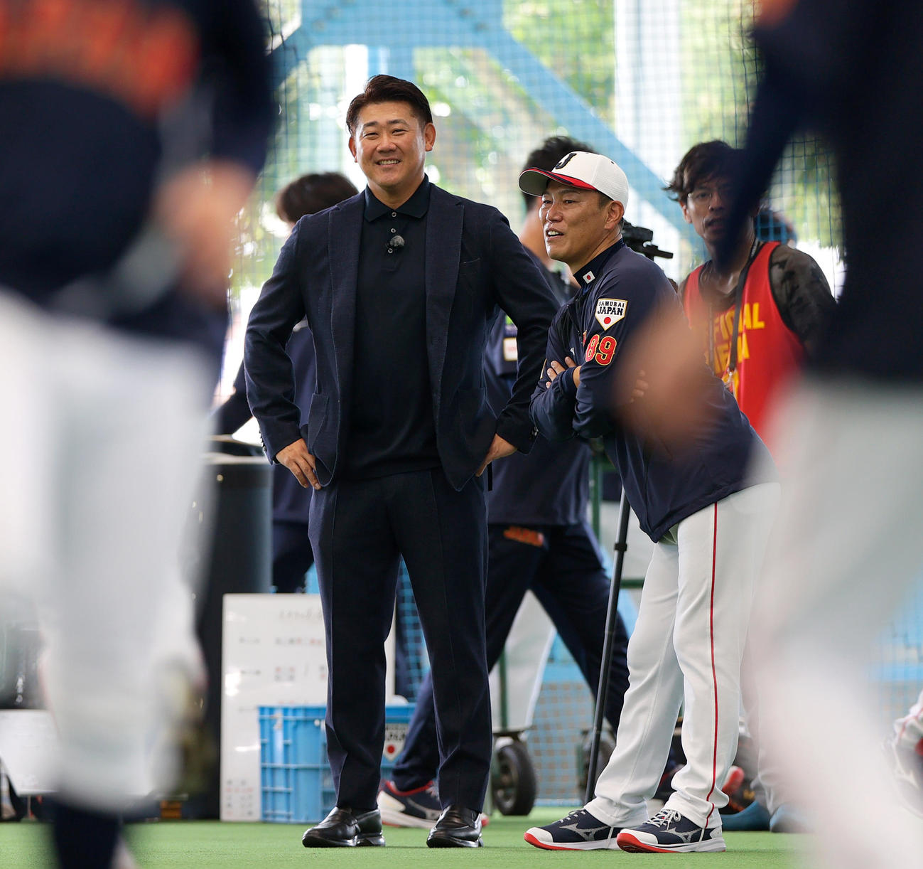 井端監督（右）と話す松坂氏（撮影・上山淳一）